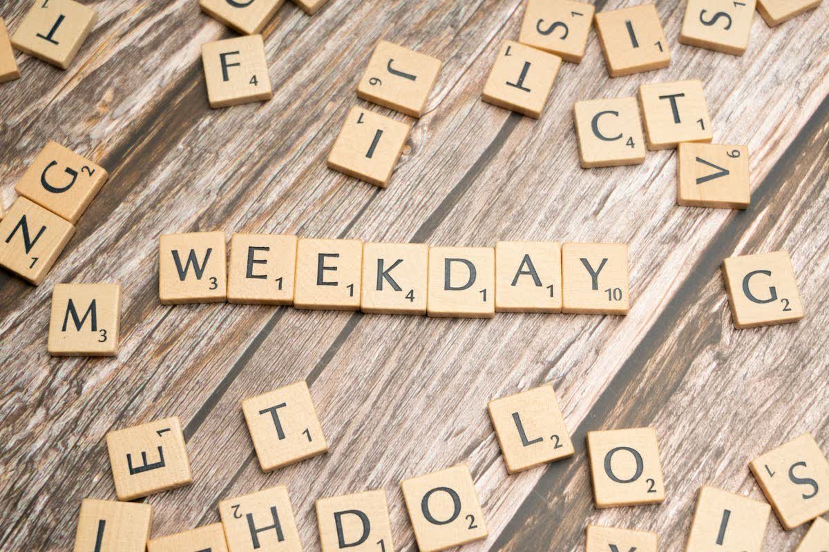 Lettres de Scrabble formant le mot anglais weekday