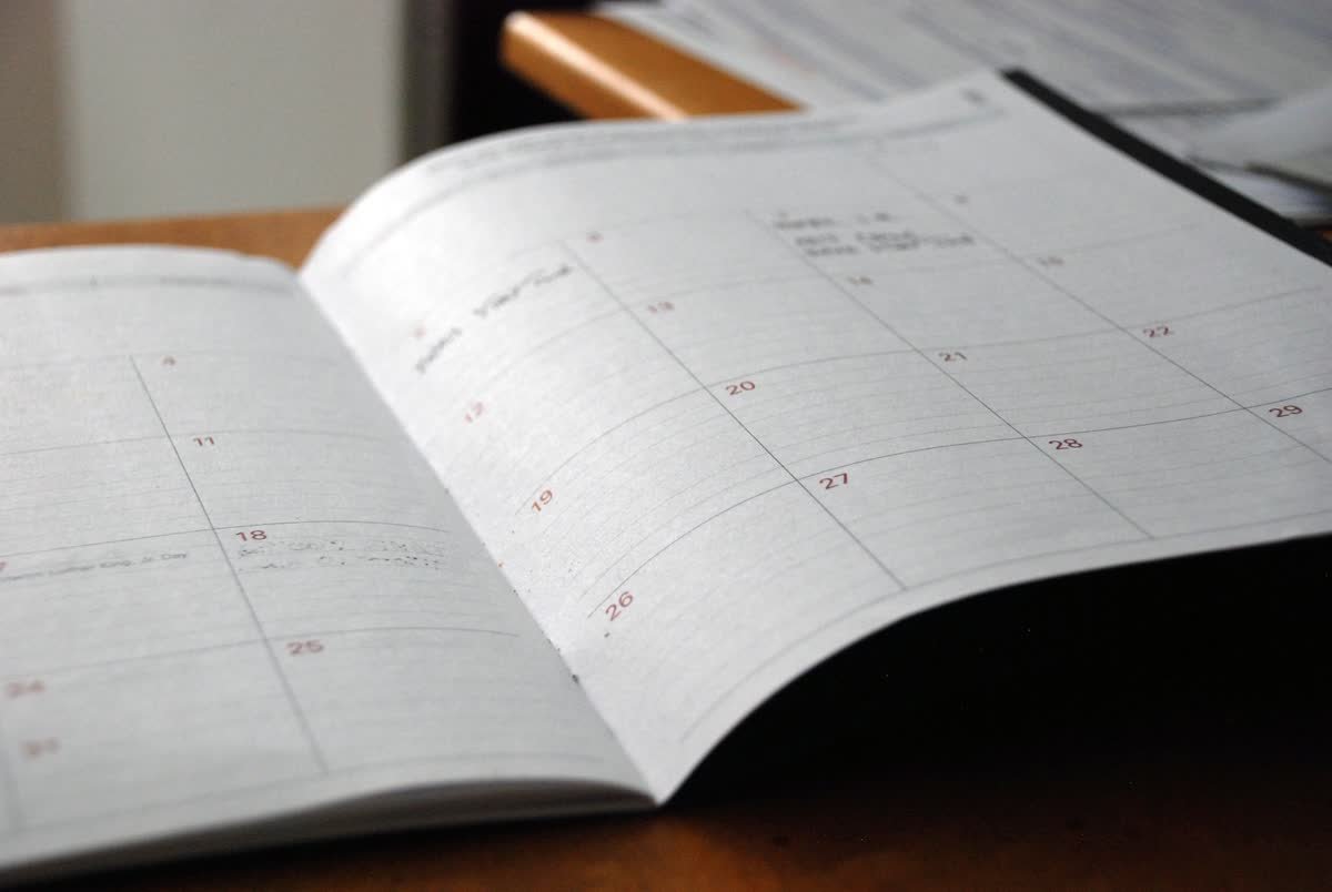 Agenda mensuel ouvert, pour apprendre les mois en anglais
