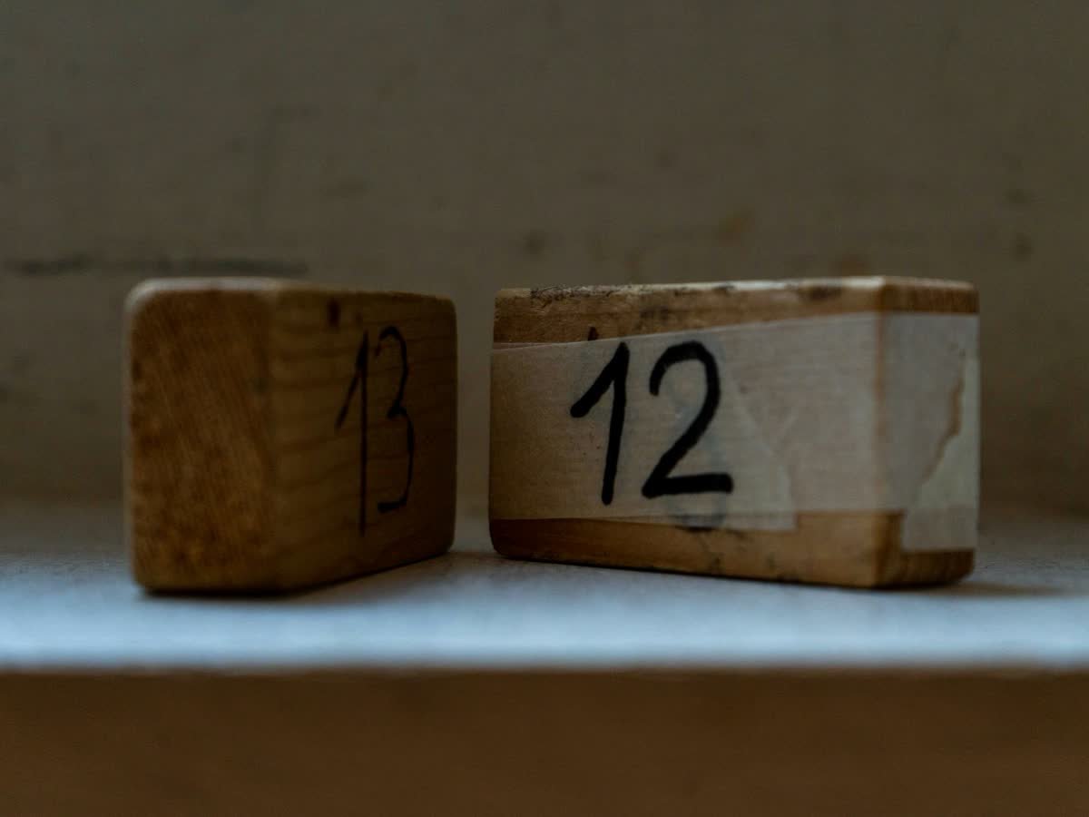 Deux cubes en bois marques 13 et 12, les nombres en anglais
